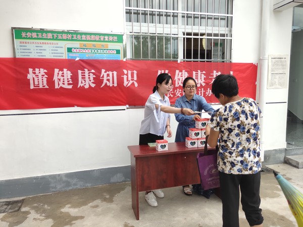 关爱老年人   端午送健康2.jpg